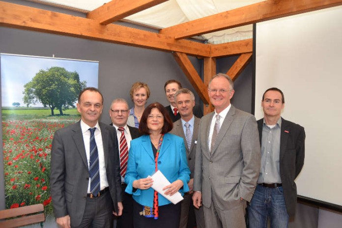 Landrat Dr. Fritz Brechtel, Landrätin Theresia Riedmaier und Oberbürgermeister Hans-Dieter Schlimmer (1. Reihe v. l. n. r.) feierten mit den Wirtschaftsförderern sowie der IHK und der HWK das 15. Jährige Jubiläum.